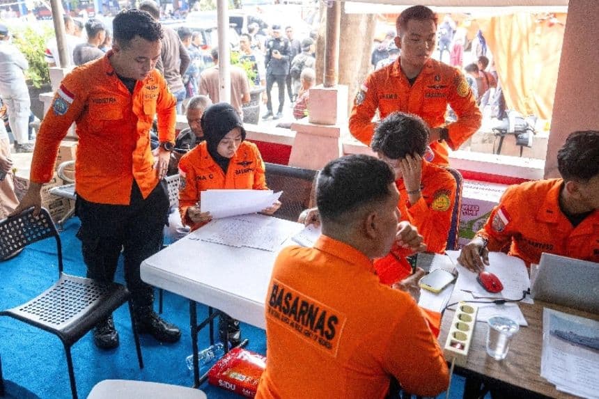 Los equipos de rescate trabajan en un puesto de mando durante una operación tras el hundimiento del buque Virgo Transport 8, que, según una agencia de búsqueda y rescate, se hundió mientras navegaba de Surabaya, en Java Oriental, a Banjarmasin, en Kalimantan del Sur, en el puerto de Trisakti, en Banjarmasin, provincia de Kalimantan del Sur, Indonesia, el 13 de septiembre de 2026. (Stringer/Reuters)