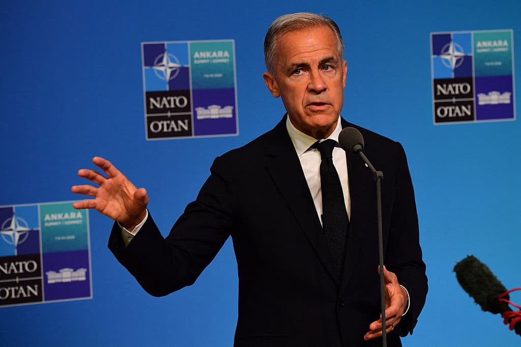 El primer ministro de Canadá, Mark Carney, habla durante unas declaraciones a la prensa en el marco de la cumbre anual de la OTAN en el Complejo Presidencial de Ankara, Turquía, el 8 de julio de 2026. (Altan Gocher / Hans Lucas / AFP vía Getty Images)
