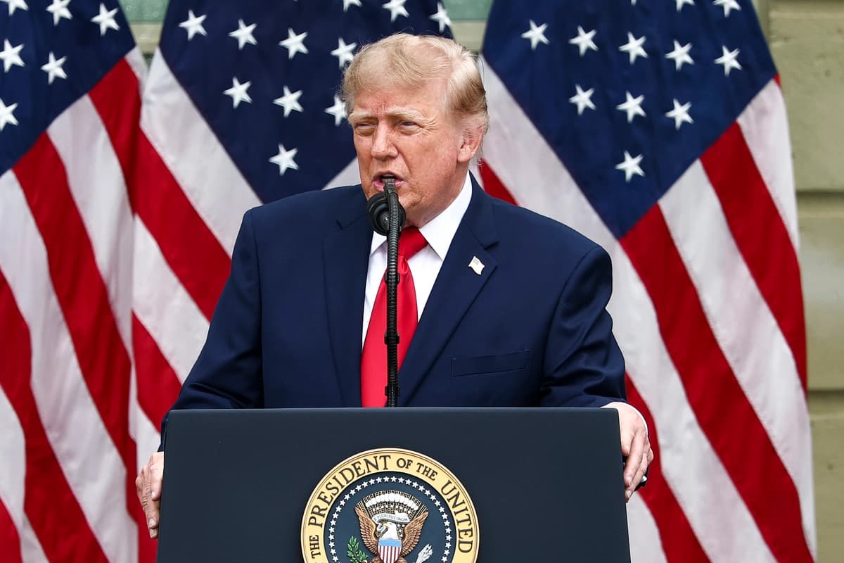 El presidente Donald Trump habla durante una ceremonia para conmemorar el 25.º aniversario de los ataques terroristas del 11 de septiembre en el patio del Pentágono en Arlington, Virginia, el 11 de septiembre de 2026. (Finn Gomez/Getty Images)