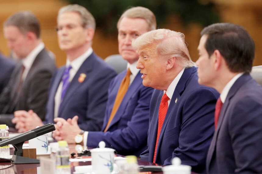 El presidente estadounidense Donald Trump habla durante una reunión bilateral con el líder chino Xi Jinping en el Gran Salón del Pueblo en Pekín el 14 de mayo de 2026. (Alex Wong/Getty Images).