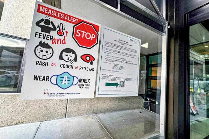 Un letrero de alerta sobre el sarampión cuelga en la entrada del Centro Médico Infantil Cohen, en New Hyde Park, Nueva York, EE. UU., el 14 de marzo de 2025. (REUTERS/Shannon Stapleton/Foto de archivo).
