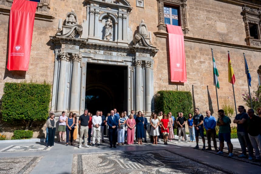 El rector de la Universidad de Granada, Pedro Mercado (c) y el resto de docentes durante el minuto de silencio celebrado este lunes por la muerte en el municipio de Cuautla (México) de Claudia Tacoronte Aguilera, estudiante de la Universidad de Granada que se encontraba realizando una estancia de movilidad académica en la Universidad Autónoma del Estado de Morelos (UAEM) . (EFE/ Miguel Angel Molina)