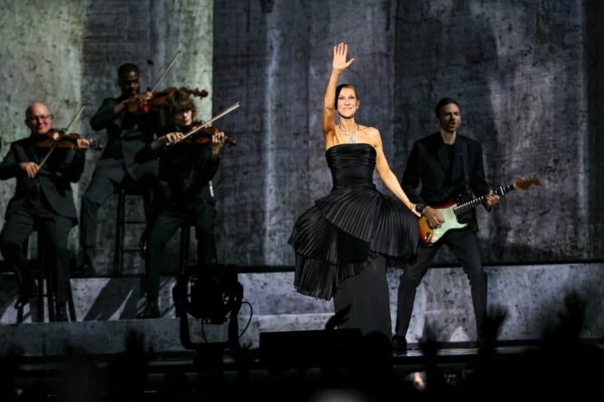 La cantante canadiense Celine Dion saluda a sus fans mientras se presenta durante su primer concierto de una serie en el Plenitude Arena de Nanterre, al oeste de París, el 12 de septiembre de 2026. (Thomas Samson / AFP vía Getty Images)
