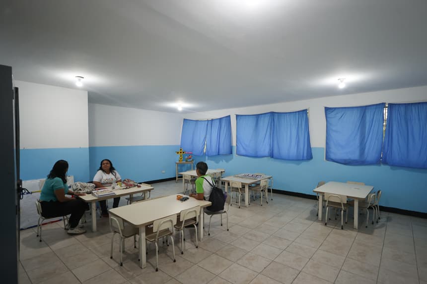Personas hablan al interior del salón de clases de un colegio este lunes, en La Guaira (Venezuela). El nuevo período escolar en Venezuela comenzó con poca asistencia de alumnos en centros educativos del estado costero de La Guaira (norte, aledaño a Caracas), el más afectado por el devastador doble terremoto del pasado 24 de junio. (EFE/ Ronald Peña R)