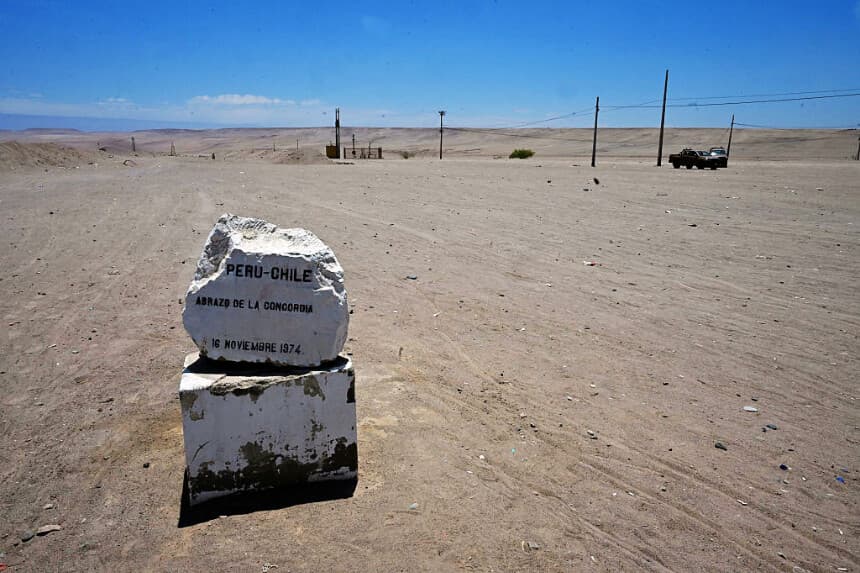 Vista de una piedra que marca la «Línea de la Concordia», la frontera entre Perú y Chile, cerca del paso fronterizo de Cachalluta, a unos 25 km al norte de Arica, Chile, el 29 de noviembre de 2025. (RODRIGO ARANGUA / AFP vía Getty Images)