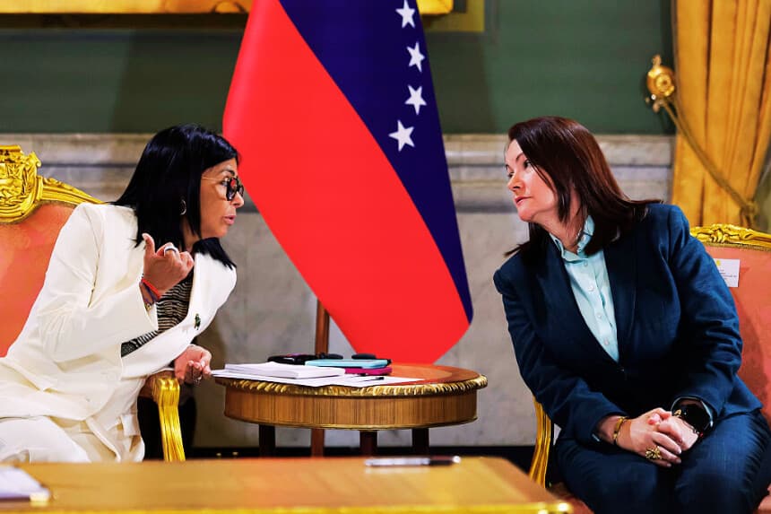 La presidenta interina de Venezuela, Delcy Rodríguez, conversa con la ministra de Petróleo e Hidrocarburos de Venezuela, Paula Henao, el 2 de septiembre de 2026 en Caracas, Venezuela. (Jesús Vargas/Getty Images)