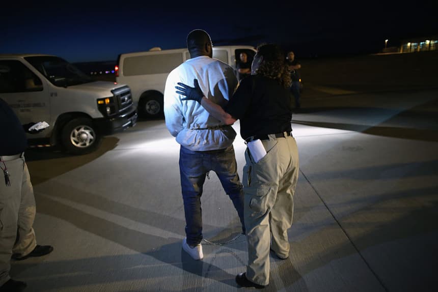 Imagen ilustrativa: Un inmigrante indocumentado es conducido hacia un jet chárter del Servicio de Inmigración y Control de Aduanas (ICE) (John Moore/Getty Images)
