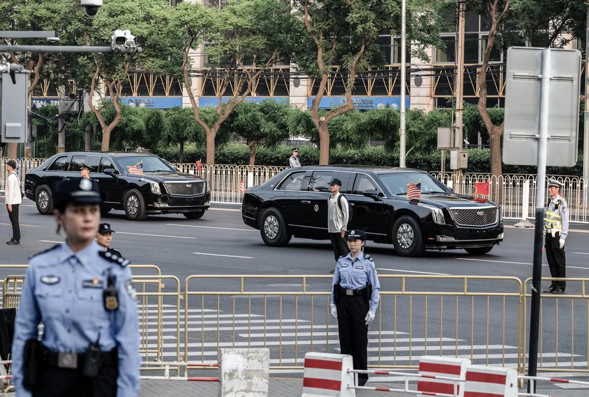 La caravana presidencial de Donald Trump se dirige a una cena de estado en el Gran Salón del Pueblo en Beijing el 14 de mayo de 2026. (Kevin Frayer/Getty Images).