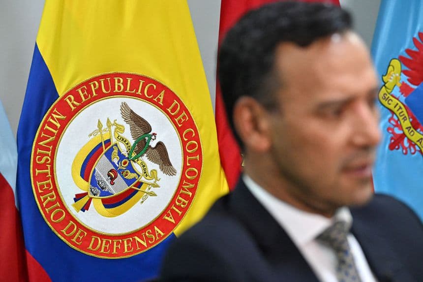 Se ve una bandera colombiana con el escudo del Ministerio de Defensa junto al entonces ministro de Defensa de Colombia, Pedro Arnulfo Sánchez, durante una entrevista con la AFP en la sede de INDUMIL (Industria Militar), empresa estatal colombiana dedicada a la fabricación de material de defensa, en Bogotá, el 16 de marzo de 2026. (Alejandro GONZÁLEZ / AFP vía Getty Images)