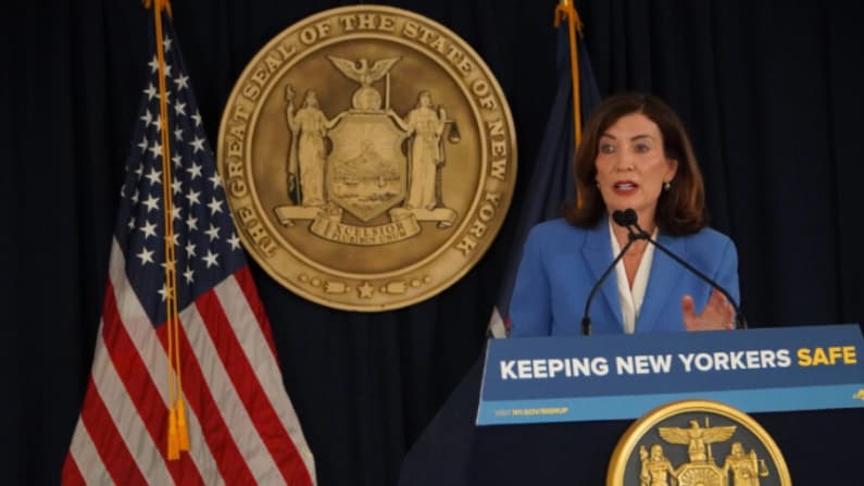 Hochul enviará cheques de reembolso de energía por 1000 MDD unas semanas antes de las elecciones