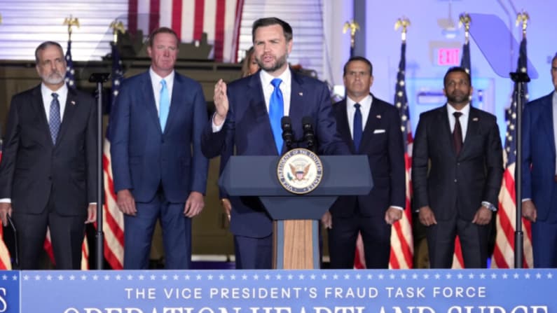 Trump bloquea préstamos federales a 870,000 presuntos autores de fraude del COVID