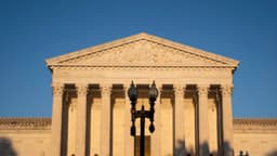 Corte Suprema bloquea norma de Trump sobre voto por correo del Servicio Postal