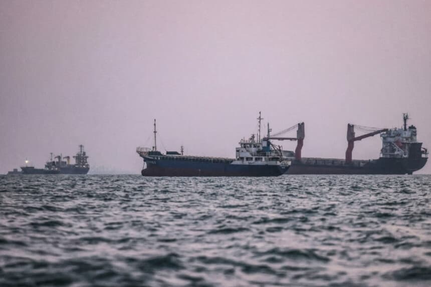 Unos buques navegan por el estrecho de Ormuz, frente a la costa de la ciudad portuaria de Bandar Abbas, en el sur de Irán, el 5 de septiembre de 2026. (Atta Kenare/AFP vía Getty Images).