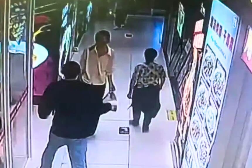 Un ataque con cuchillo en el complejo comercial GOGO New World, en el corazón del Centro Mega de Educación Superior de Guangzhou, hirió a varias personas la tarde del 14 de septiembre de 2026. (Captura de pantalla por The Epoch Times).