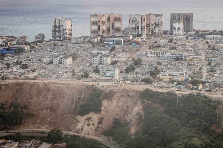 Fotografía de archivo aérea que muestra la urbanización Hugo Chávez que resultó afectada por los terremotos de junio, en Catia La Mar, Venezuela. (EFE/ Henry Chirinos)