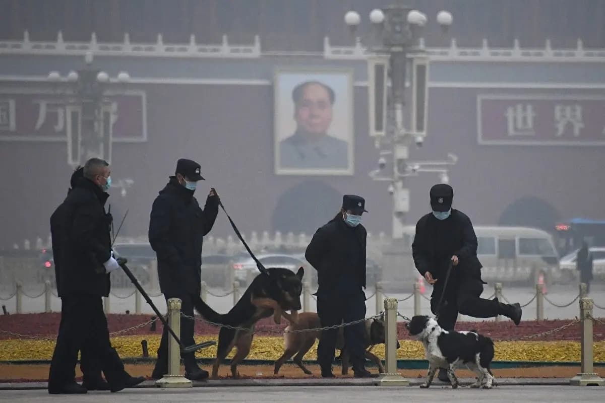 El retrato de Mao Zedong cuelga sobre la puerta de la Plaza de Tiananmen en Beijing el 5 de marzo de 2021. (Leo Ramírez/AFP vía Getty Images)