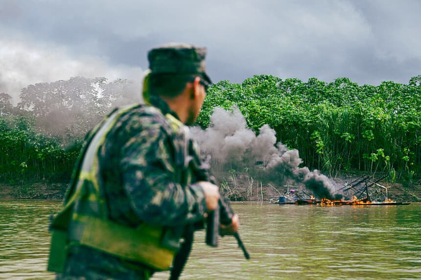 Un miembro de la Armada del Perú durante una operación en el río Aguaytia, en el departamento de Ucayali, Perú, el 11 de junio de 2026. (Hugo Alejos / AFP vía Getty Images)