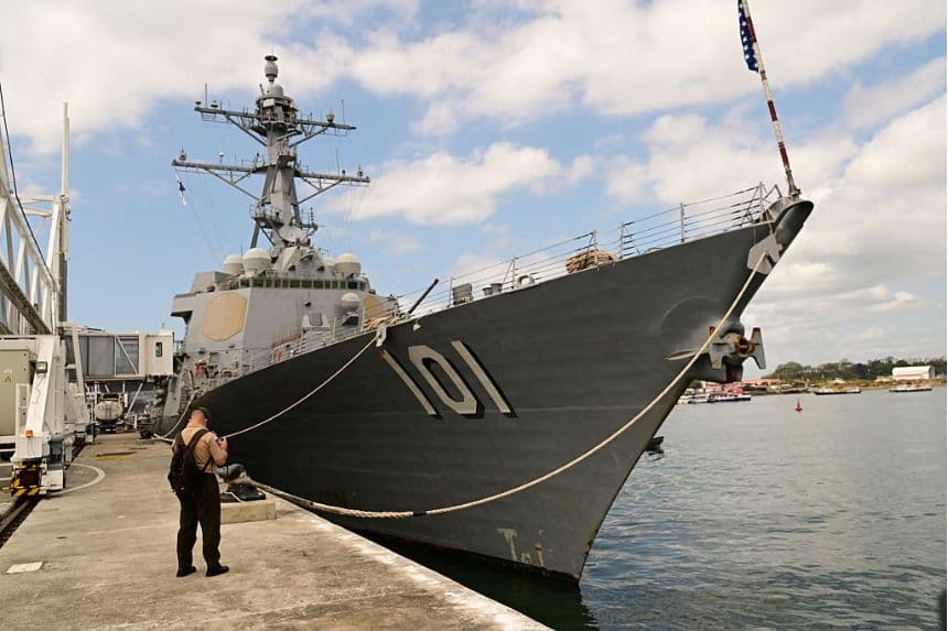 El destructor lanzamisiles de la Armada de los Estados Unidos atraca en la terminal de cruceros Amador de la Ciudad de Panamá, el 29 de marzo de 2026. (MARTIN BERNETTI / AFP vía Getty Images)