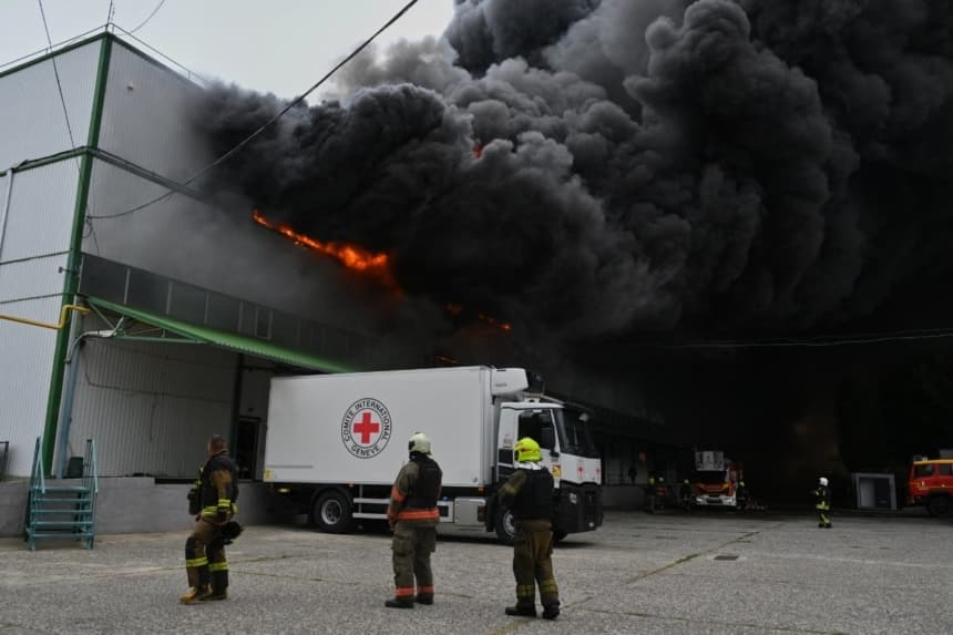 Los bomberos extinguieron un incendio en unos almacenes tras un ataque aéreo ruso en Odesa, Ucrania, el 13 de septiembre de 2026. (Michael Shtekel/AP Photo)