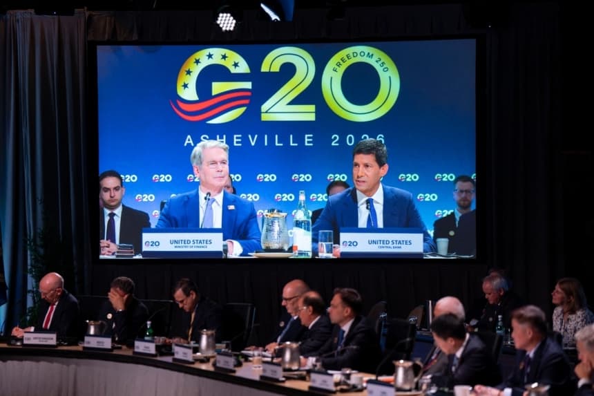 (De izquierda a derecha) El secretario del Tesoro, Scott Bessent, y el presidente de la Reserva Federal, Kevin Warsh, aparecen en una pantalla de televisión mientras hablan durante la reunión de ministros de Finanzas y gobernadores de bancos centrales del G20 celebrada en Asheville, Carolina del Norte, el 31 de agosto de 2026. (Allison Joyce/AFP vía Getty Images)