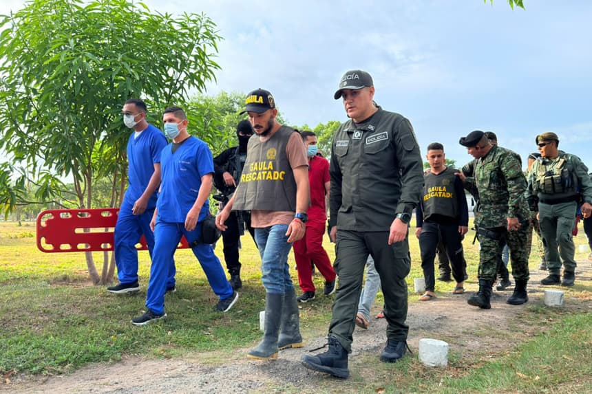 Fotografía cedida por la Policía de Colombia que muestra a integrantes de la Policía, el Ejército y personal médico acompañando a un grupo de ocho personas rescatadas en zona rural de Convención (Colombia). Las autoridades colombianas rescataron a personas que permanecían secuestradas por la guerrilla del Ejército de Liberación Nacional (ELN) en una zona rural del departamento de Norte de Santander (noreste), en la convulsa región del Catatumbo. (EFE/ Policía de Colombia)