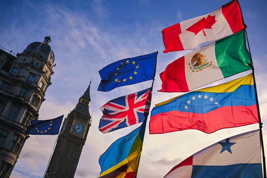 Las banderas de (arriba, en el sentido de las agujas del reloj) la Unión Europea, Canadá, México, Venezuela, Panamá, Groenlandia (abajo a la izquierda), Ucrania y el Reino Unido ondean al viento mientras los manifestantes las exhiben en la calle frente al Parlamento, en el centro de Londres, el 7 de enero de 2026. (JUSTIN TALLIS / AFP vía Getty Images)