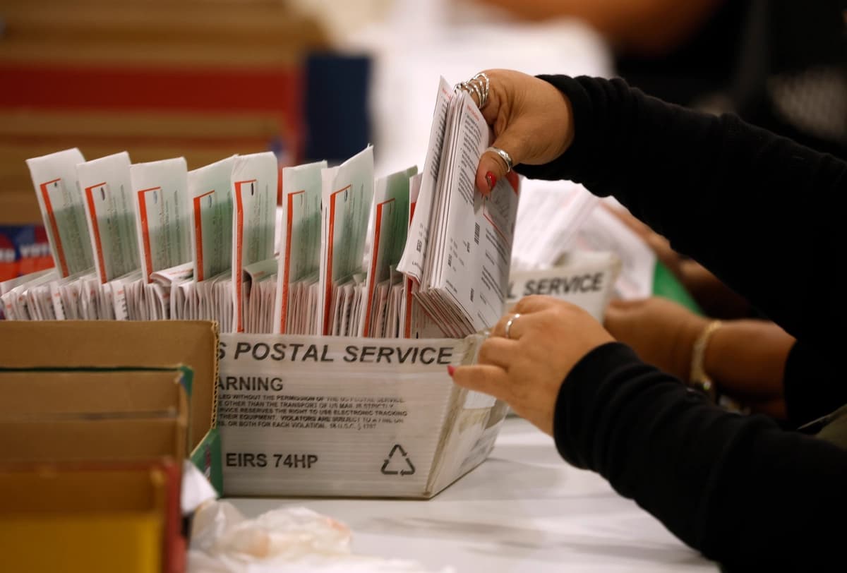 Un funcionario electoral procesa las papeletas de voto por correo para las elecciones primarias estatales de California en el Centro de Procesamiento de Papeletas del Condado de Los Ángeles en City of Industry, California, el 5 de junio de 2026. (Justin Sullivan/Getty Images)