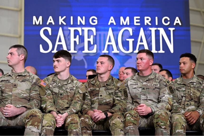 Miembros de la Guardia Nacional del Ejército de EE. UU. escuchan al presidente Donald Trump durante una mesa redonda de Memphis Safe en Memphis, Tennessee, el 23 de marzo de 2026. R(oberto Schmidt/Getty Images).
