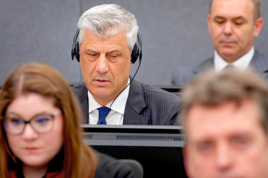 El expresidente de Kosovo, Hashim Thaci, (con auriculares), mientras se defiende de cargos de asesinato, tortura y persecución supuestamente cometidos a finales de los años noventa, en el Tribunal de Kosovo en La Haya, el 3 de abril de 2023. (Koen van Weel /Pool vía AP).