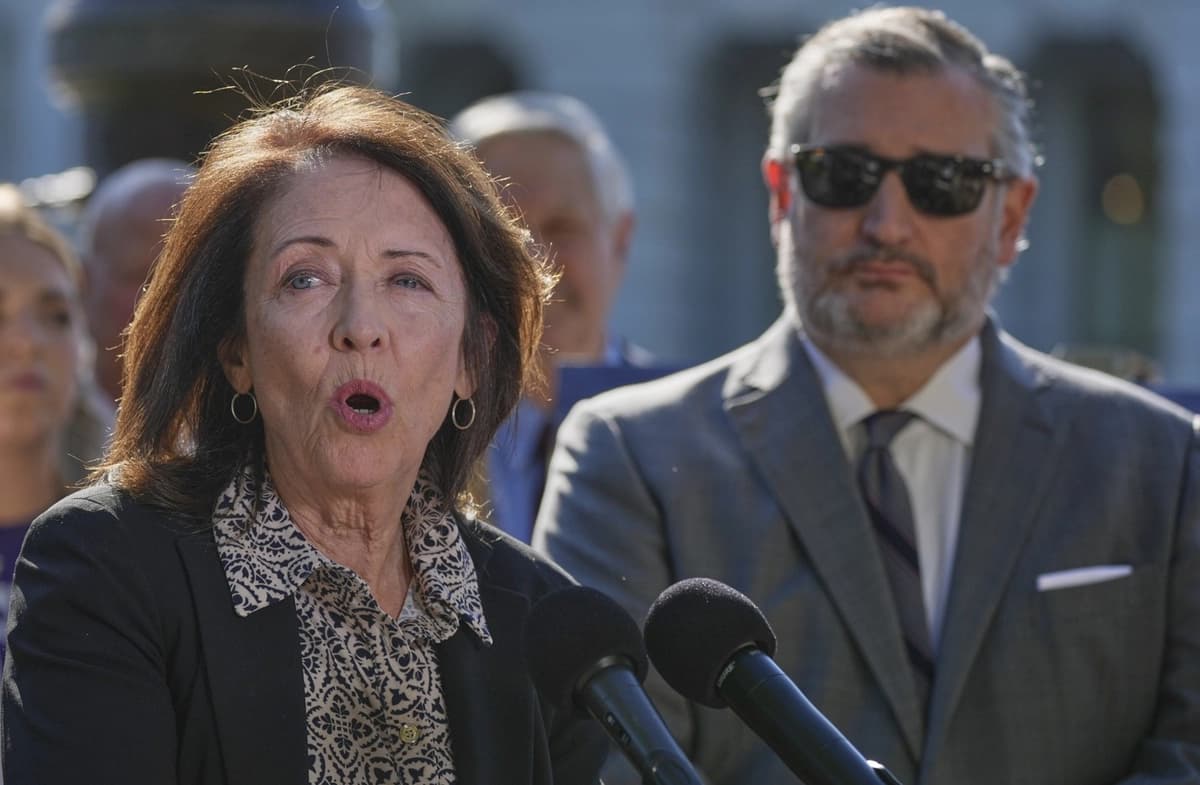 La senadora Maria Cantwell (D-Wash.) (izquierda) habla mientras el senador Ted Cruz (R-Texas) escucha durante una conferencia de prensa en el Capitolio, Washington, el 14 de septiembre de 2026. (Mariam Zuhaib/AP).