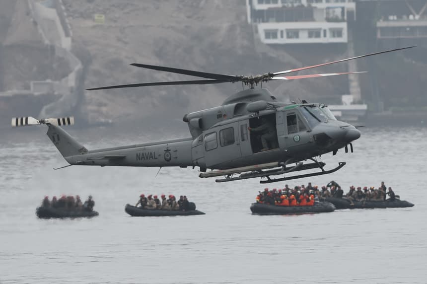 Integrantes de fuerzas navales de varios países realizan un ejercicio de asistencia humanitaria en la playa Miramar, al norte de Lima, Perú. (EFE/ Paolo Aguilar)
