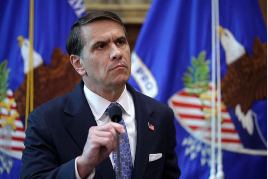 El fiscal general de EE. UU., Todd Blanche, escucha durante una conferencia de prensa en el Departamento de Justicia en Washington el 12 de agosto de 2026. (Alex Wong/Getty Images).