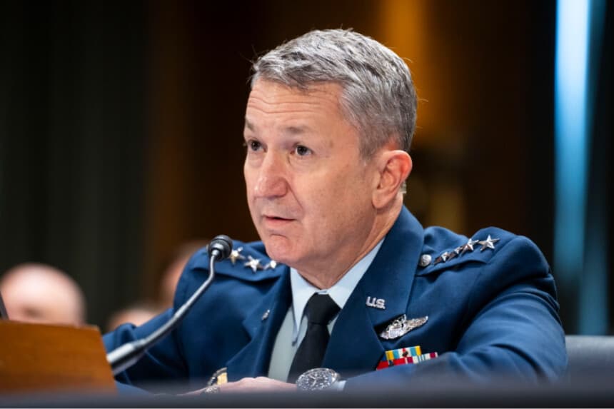 El general Dan Caine, presidente del Estado Mayor Conjunto, testifica ante el Comité de Asignaciones del Senado en Washington el 21 de julio de 2026. (Madalina Kilroy/The Epoch Times).