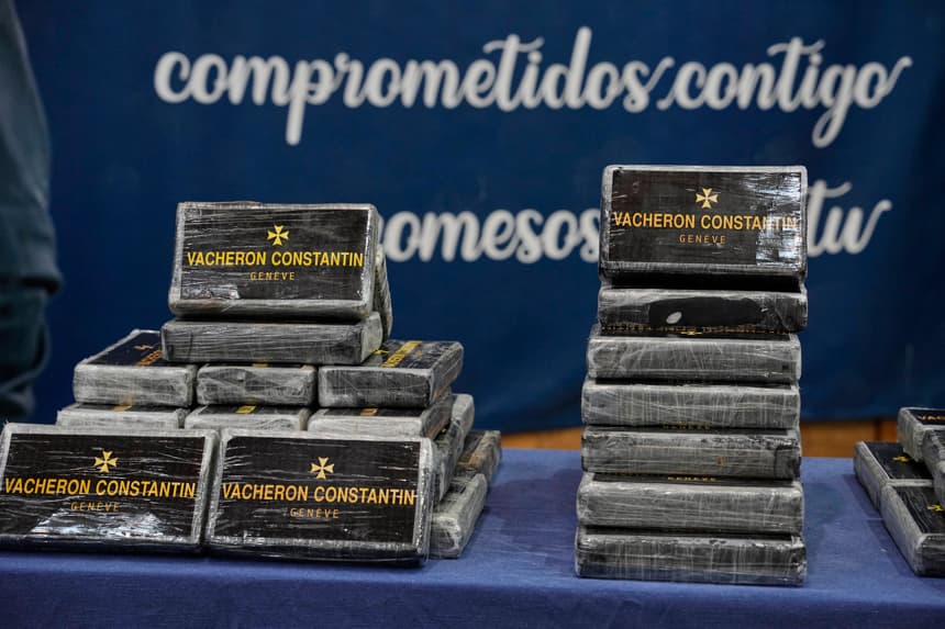 Un momento de la rueda de prensa ofrecida este jueves en el Complejo policial Zona Franca, en la que se ha informado de que Policía Nacional ha desarticulado una organización criminal albanesa especializad en el transporte de cocaína desde la zona de la Costa del Sol hasta Málaga y Barcelona, para ser distribuida por Europa, en una operación en la que ha intervenido más de 2.700 kilos de esta droga y se ha detenido a 15 personas. (EFE/ Alejandro García)