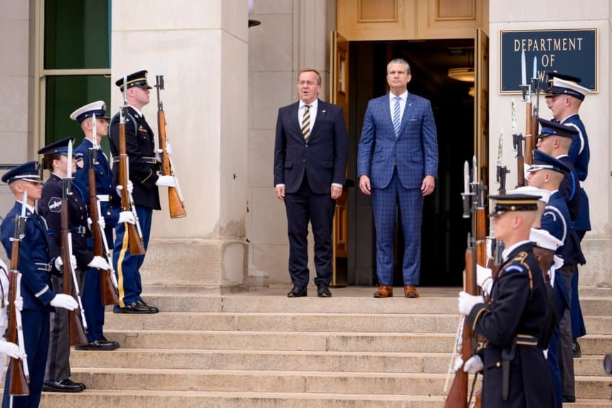 El secretario de Defensa de EE. UU., Pete Hegseth (derecha), da la bienvenida al ministro de Defensa alemán, Boris Pistorius (izquierda), durante una recepción con honores reforzados en el Pentágono, en Arlington, Virginia, el 15 de septiembre de 2026. (Andrew Harnik/Getty Images)