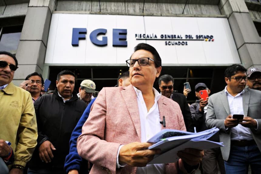 Fernando Villavicencio, habla con los periodistas a su llegada a la Fiscalía General en Quito el 8 de agosto de 2023. (RODRIGO BUENDÍA/AFP vía Getty Images)