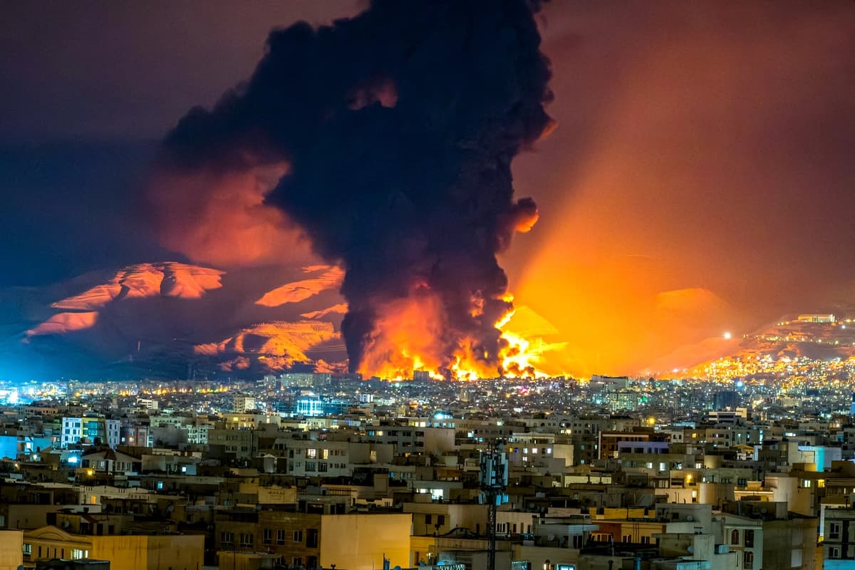 El humo y las llamas se elevan en el lugar de los ataques aéreos contra un depósito de petróleo en Teherán el 7 de marzo de 2026. (Sasan/Middle East Images/AFP vía Getty Images).