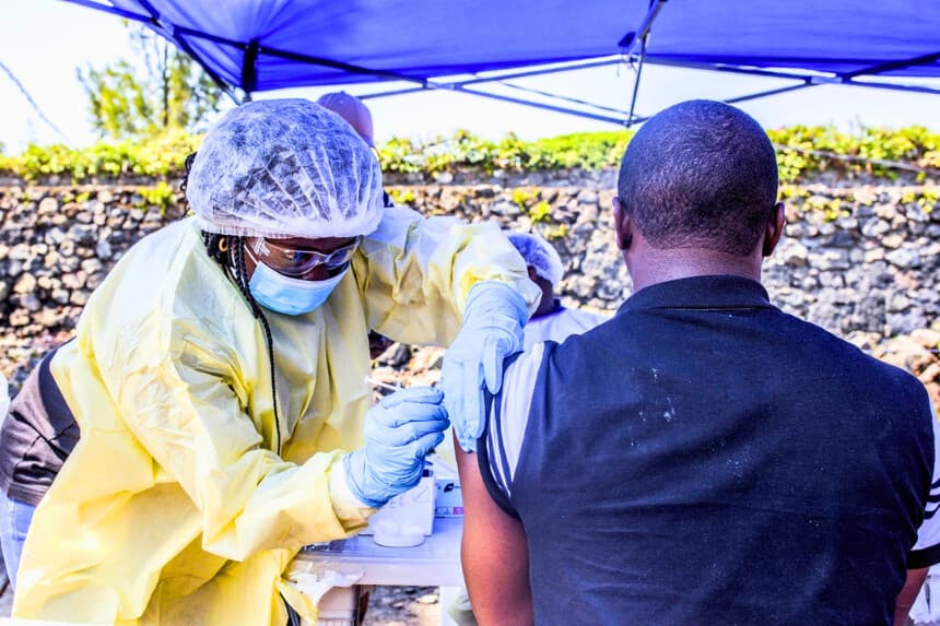 Un hombre recibe una vacuna contra el ébola de una enfermera frente al Centro de Salud Afia Himbi en Goma, Congo, el 15 de julio de 2019. (Pamela Tulizo/AFP vía Getty Images).