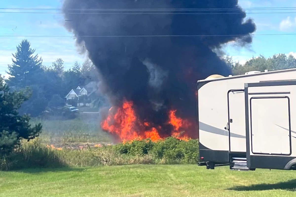 Se observa humo tras el accidente de un avión de combate F-16 en una zona rural cerca de Traverse City, Michigan, el 17 de septiembre de 2026. (Rebecca Lamberson vía AP)