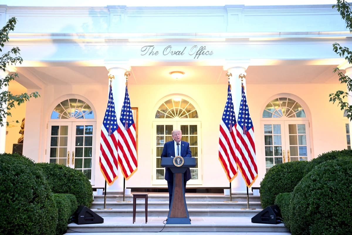 El presidente Donald Trump habla durante una cena en el Jardín de las Rosas de la Casa Blanca el 17 de septiembre de 2026. (Mandel Ngan/AFP vía Getty Images)