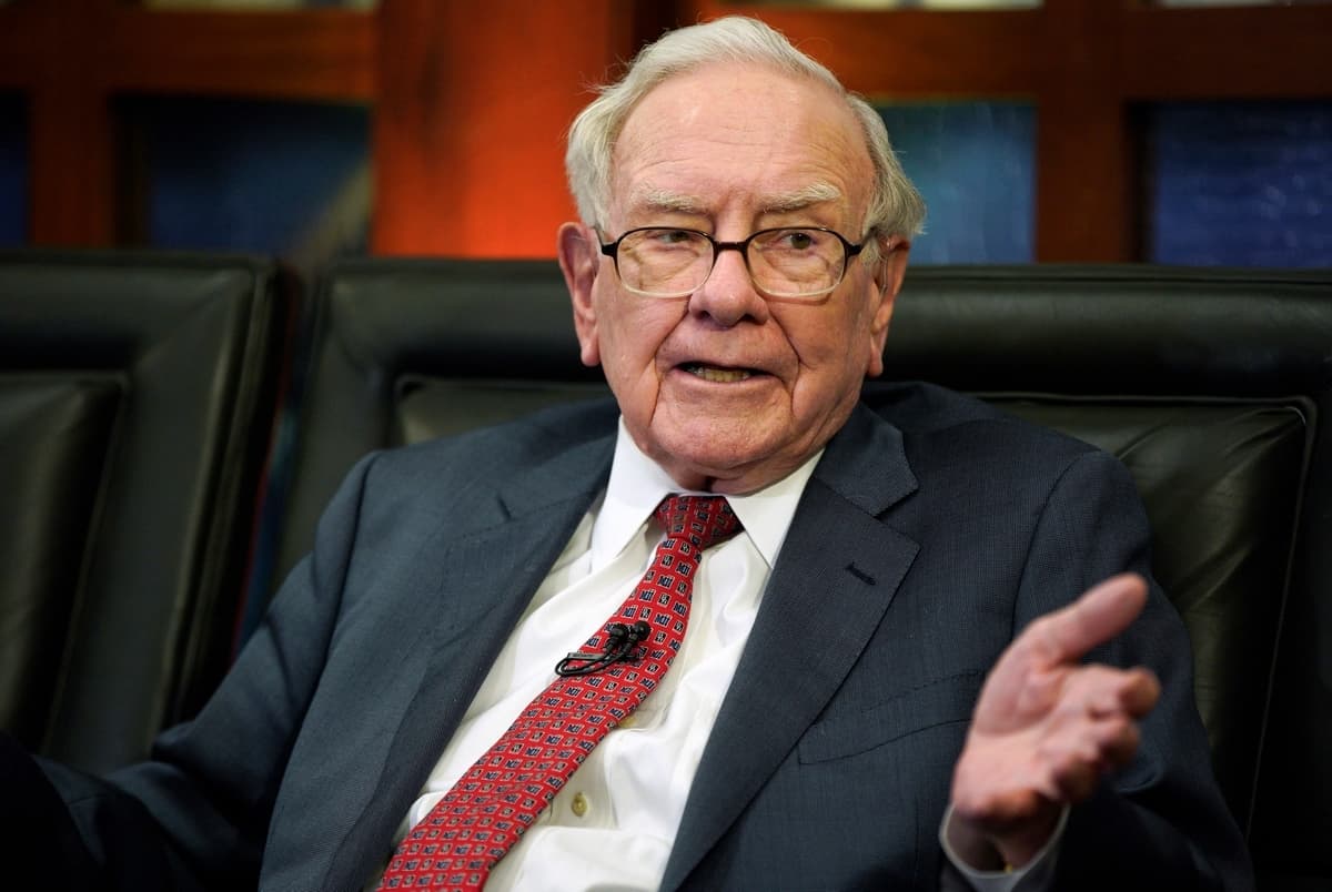 Warren Buffett, presidente y director ejecutivo de Berkshire Hathaway, habla durante una entrevista en Omaha, Nebraska, el 7 de mayo de 2018. (Nati Harnik/AP Photo)