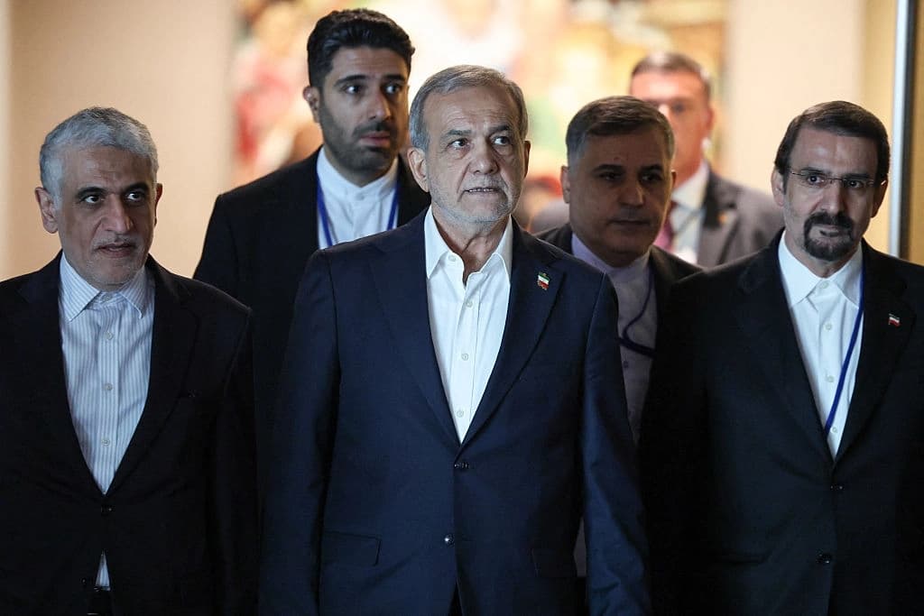 El presidente iraní, Masoud Pezeshkian (centro), se dirige a una reunión paralela a la Asamblea General de la ONU en la sede de la organización en la ciudad de Nueva York, el 24 de septiembre de 2025. (Ludovic Marin/AFP vía Getty Images)