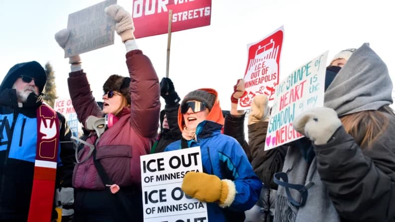 Arrestan a agente del ICE en Minnesota por agresión en relación con un tiroteo ocurrido en enero