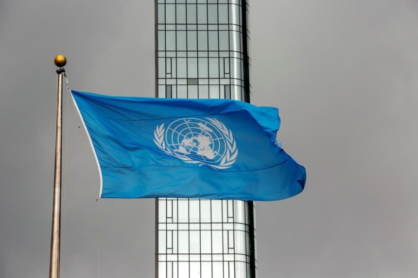 La bandera de la ONU ondea durante la Asamblea General de la ONU, en la sede de la organización en la ciudad de Nueva York, el 22 de septiembre de 2022.(Ted Shaffrey/AP)