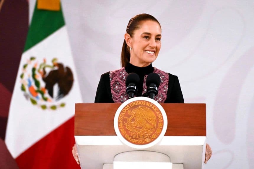 Fotografía cedida por la presidencia de México, de la mandataria mexicana, Claudia Sheinbaum, hablando durante una rueda de prensa este 18 de septiembre, en el estado de Guanajuato, México. . (EFE/ Presidencia de México)