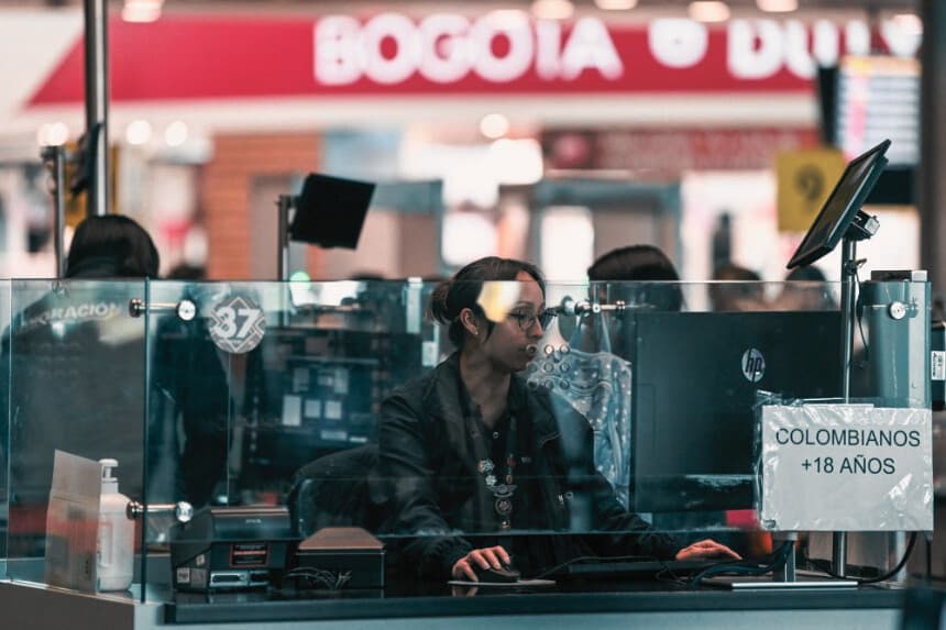 Un funcionario de migración trabaja en el Aeropuerto Internacional El Dorado de Bogotá el 2 de junio de 2023. (JUAN BARRETO/AFP vía Getty Images)