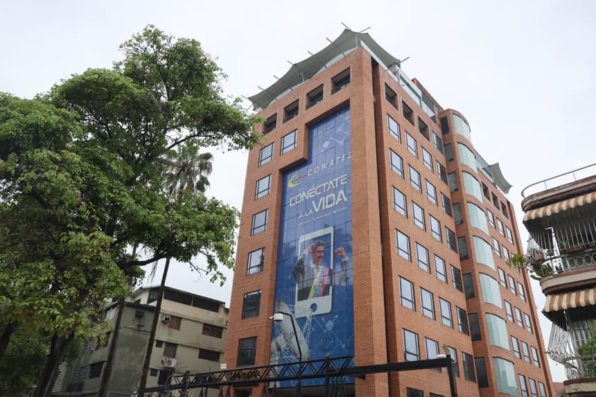 Vista general de la sede principal de la Comisión Nacional de Telecomunicaciones (CONATEL), este 17 de septiembre, en Caracas, Venezuela. (EFE/Miguel Gutiérrez)
