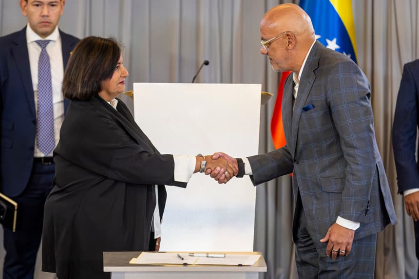 Fotografía de archivo del 12 de agosto de 2026 que muestra a la exdiputada y expresidenta de la Asamblea Nacional de Venezuela (2015), Dinorah Figuera (i), saludando al presidente del Parlamento de Venezuela, Jorge Rodríguez, durante la última sesión de la mesa de diálogo en Caracas, Venezuela. (EFE/ Miguel Gutiérrez ARCHIVO)