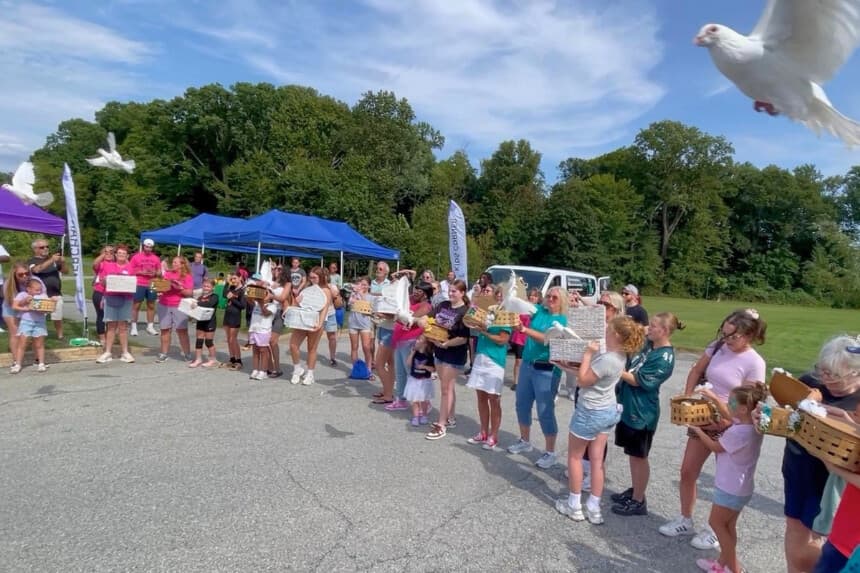 Se liberan palomas en memoria de los seres queridos fallecidos por sobredosis durante el noveno Día Anual de Concientización sobre las Sobredosis de Delaware en el Parque Recreativo Delcastle en Wilmington, Delaware, el 12 de septiembre de 2026. (Frank Liang/The Epoch Times).