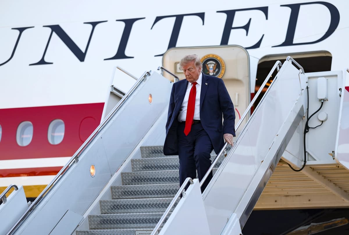 El presidente estadounidense Donald Trump baja del Air Force One en el Aeropuerto Internacional Charlotte Douglas en Charlotte, Carolina del Norte, el 16 de septiembre de 2026. (Anna Moneymaker/Getty Images).